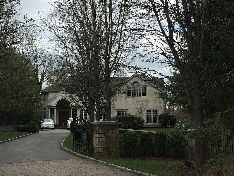 1st image of 8 Old Woods Dr