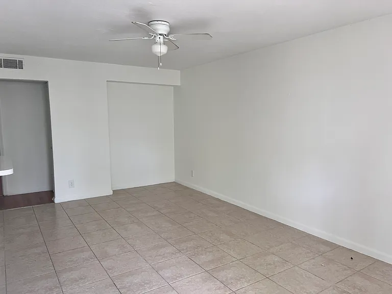University Place Apartments — Photo 4