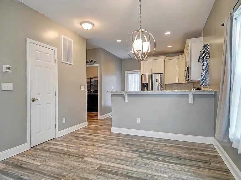 224 Taylor Ave W — Photo 10