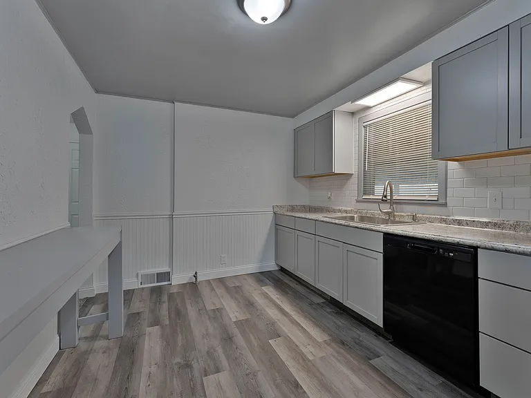 1539 Weston Ave — Photo 11