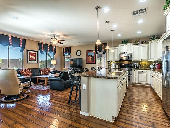 5th image of 4093 E Velasco St
