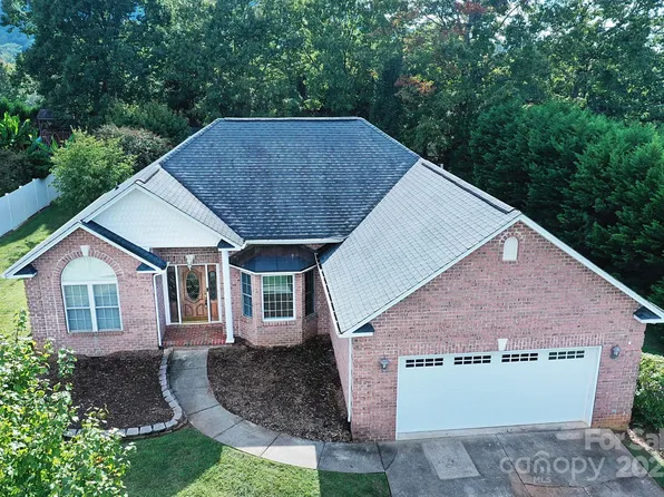 1375 Sweetbriar Ln, Hickory, NC 28602