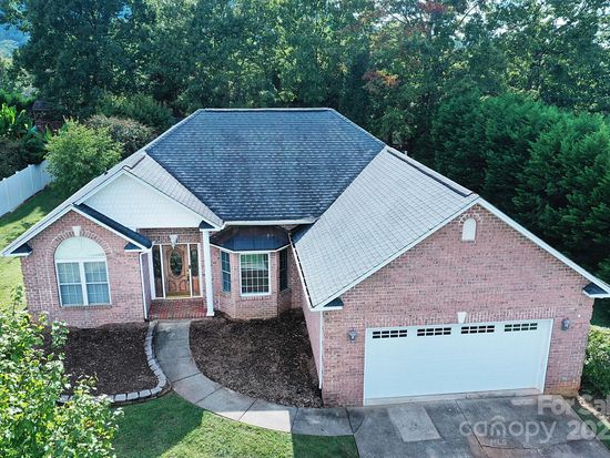 1375 Sweetbriar Ln, Hickory, NC 28602