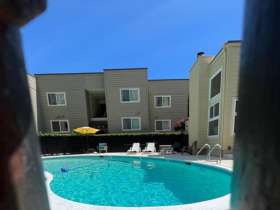 2nd image of 5842 NE 75th St Unit C205