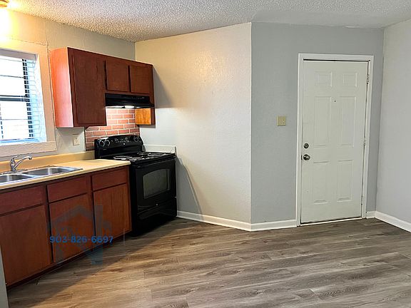 Kitchen/entry
