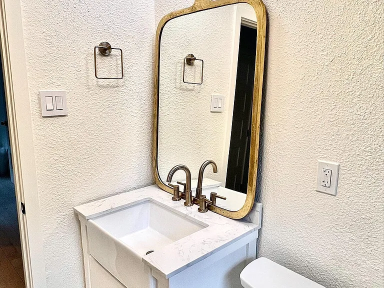 805 Eberhart Ln — Photo 12