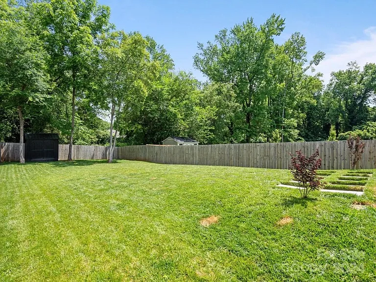 2813 Shamrock Dr — Photo 16