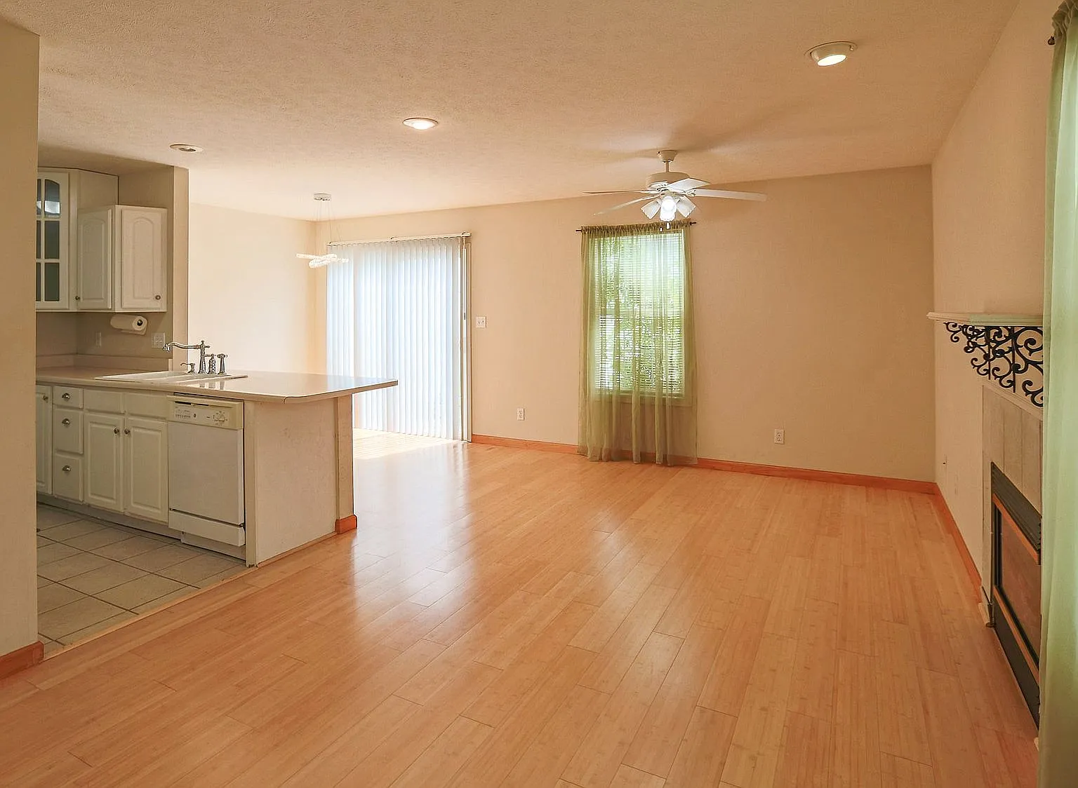 2623 E Oaklawn CT - 0 — Photo 4