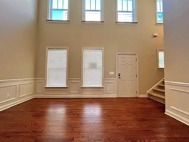 3 bed, 2.5 bath, 2106 sqft, $2,995 — Photo 2