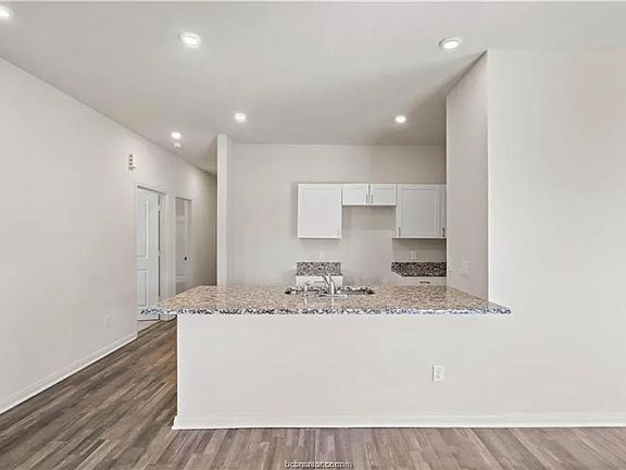 5th image of 5525 Fox Bluff Dr