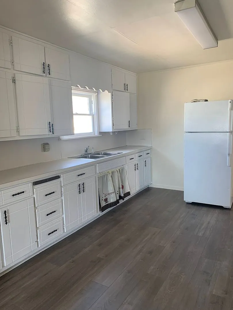 114 South Barker Street — Photo 3