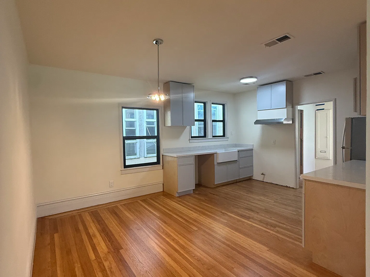 3 bed, 1200 sqft, $4,995 — Photo 2