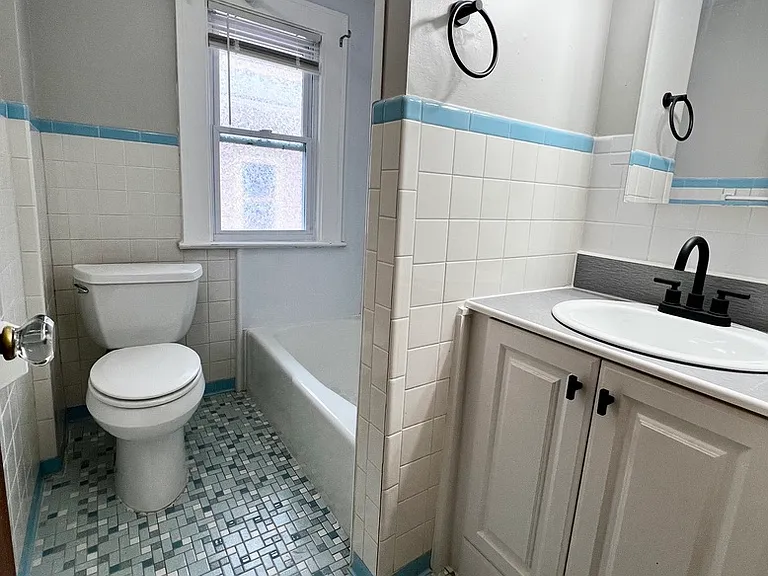 887 Woodbine Ave — Photo 3