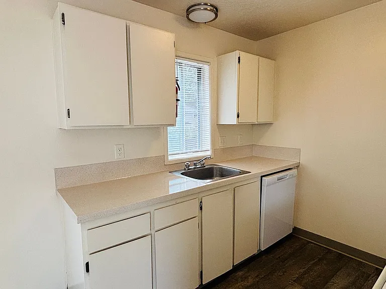 Sunnyside Village Apartments — Photo 65