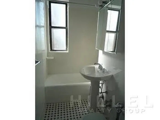 Rented by Hillel Realty Group | media 2