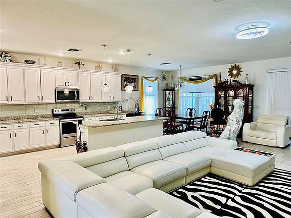 3rd image of 944 Old Windsor Way