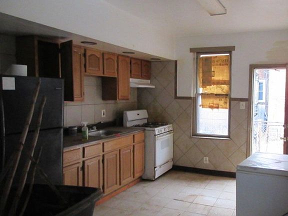 3rd image of 1216 N Alden St