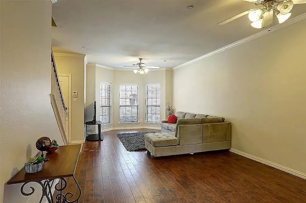 3 bed, 2022 sqft, $2,800 — Photo 1