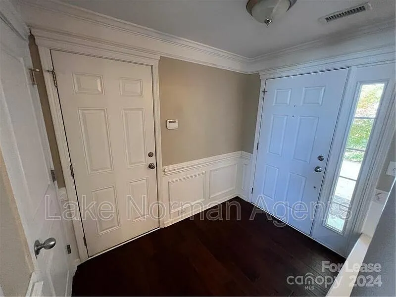 3 bed, 2.0 bath, 2464 sqft, $2,550 — Photo 4