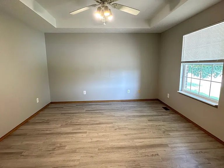 406 W Pawnee Ln — Photo 3