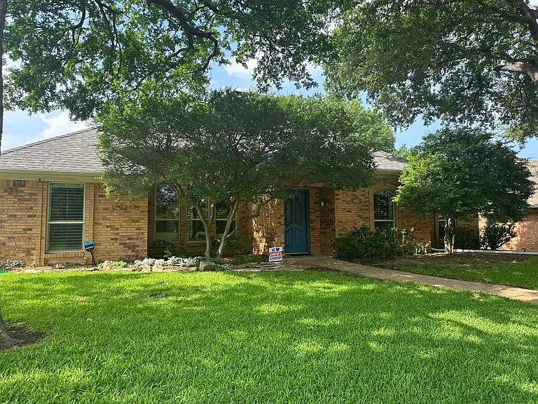 2113 Evergreen Dr — Photo 2