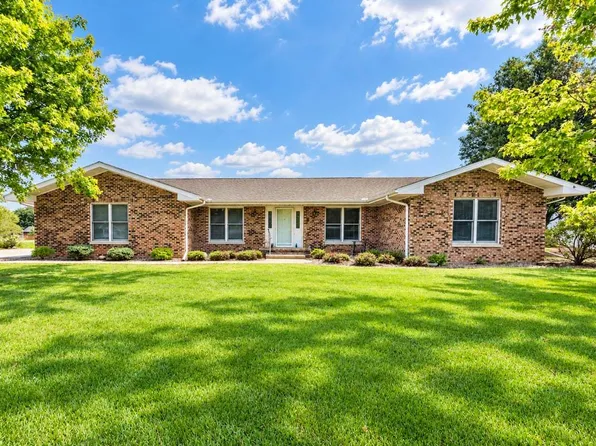 113 Diane Dr, Lexington, IL 61753