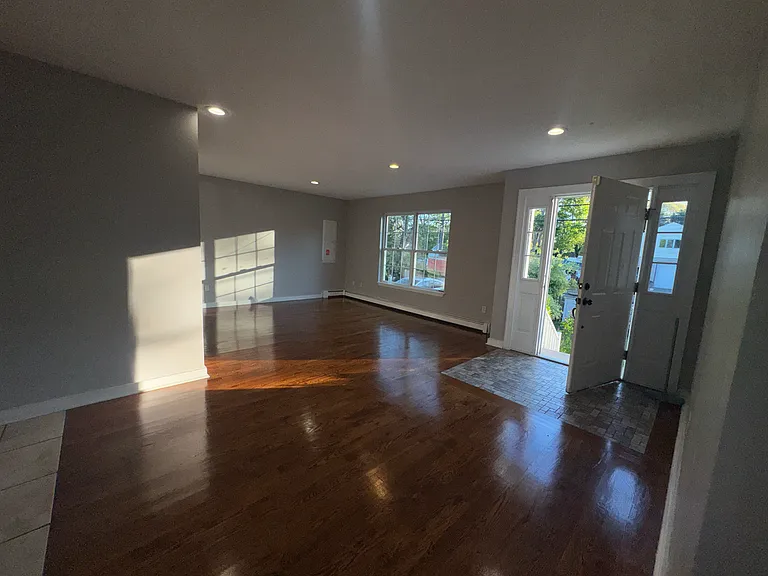 83 Whittier Dr — Photo 4