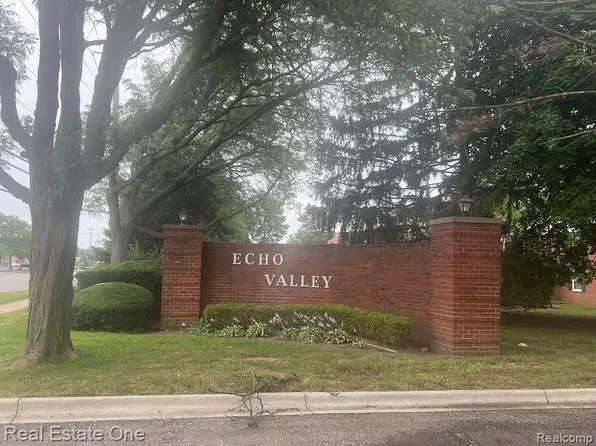 27690 E Echo Valley Unit 227, Farmington Hills, MI 48334