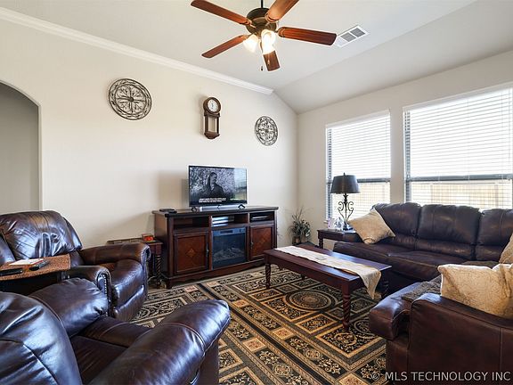 4th image of 84 Tallgrass St