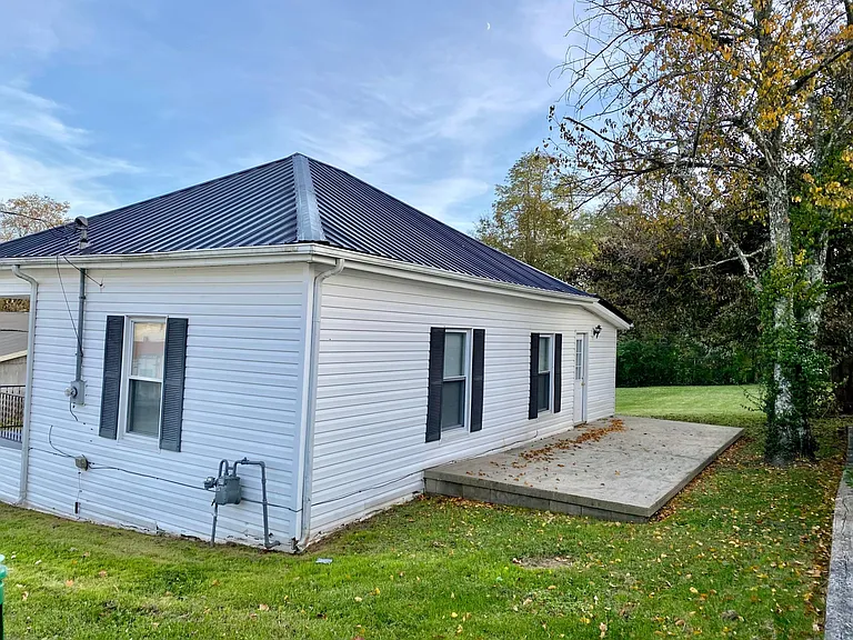 320 Thompson Dr — Photo 4