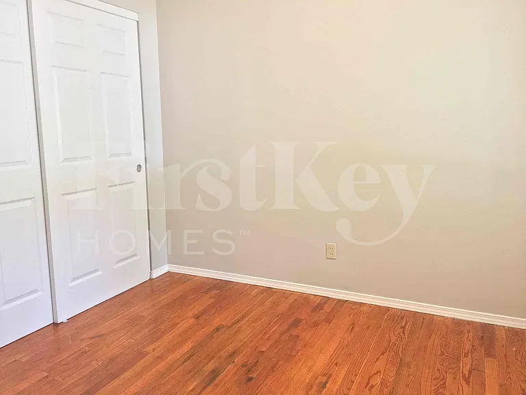 2275 Glenoro Dr — Photo 16