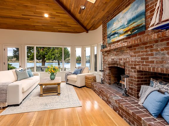 3rd image of 1803 Eagle Harbor Ln NE