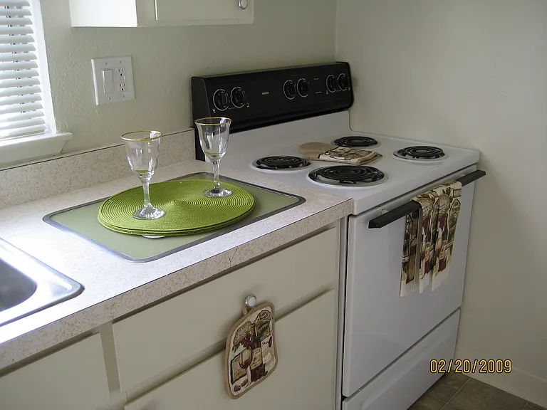 Colonial House Apartments — Photo 12