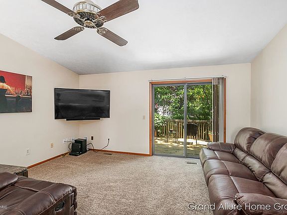 3rd image of 5932 S La Casa Ct SE