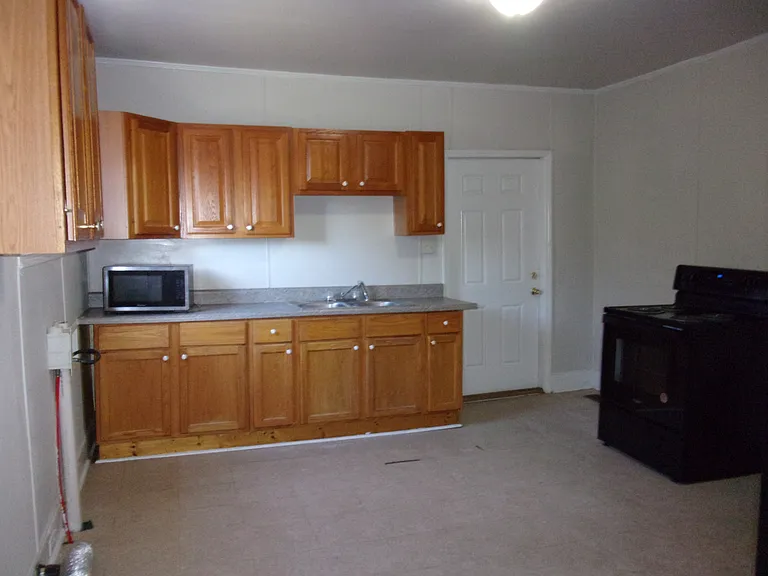 526 Leslie St — Photo 7