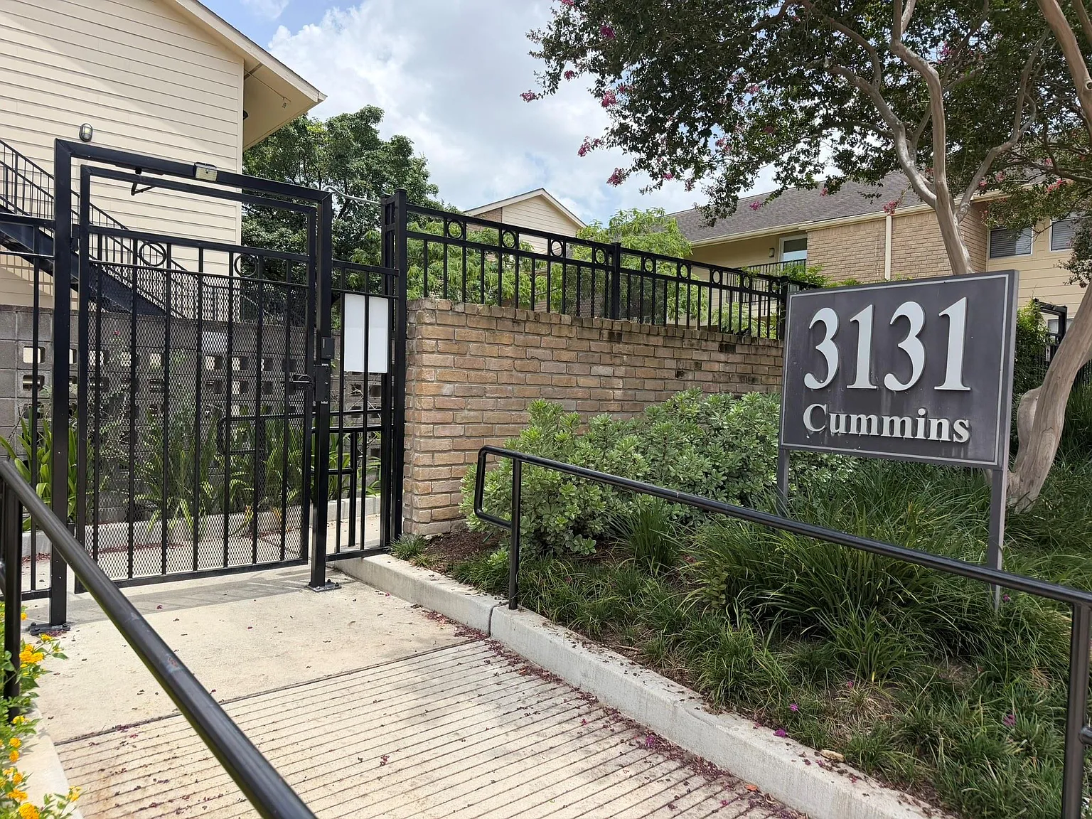 1 bed, 1.0 bath, 563 sqft, $1,300 — Photo 1