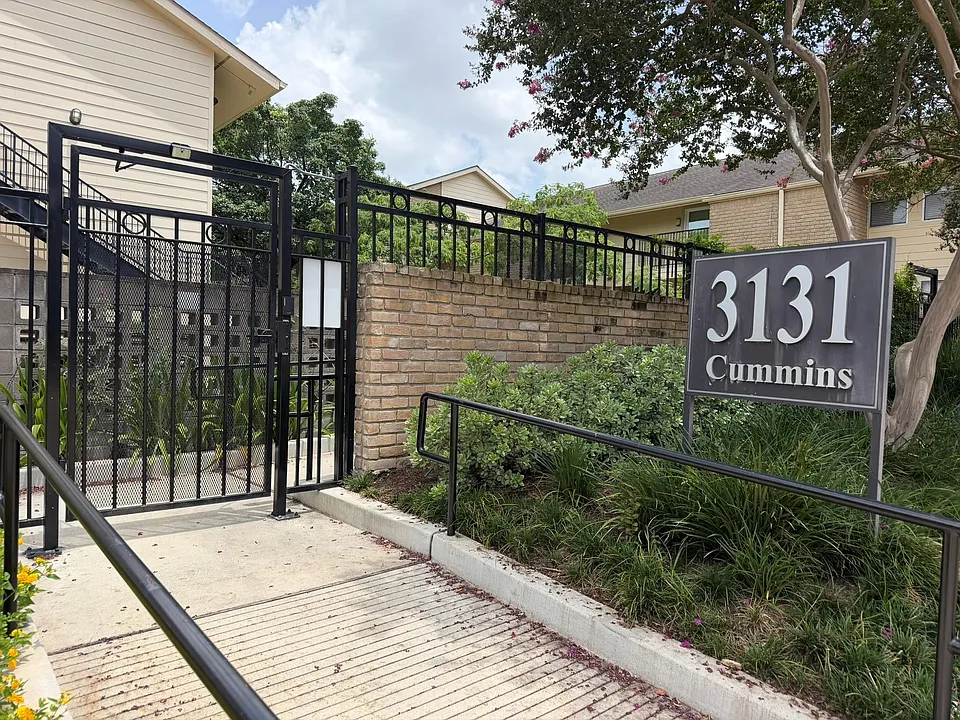 3131 Cummins St #80