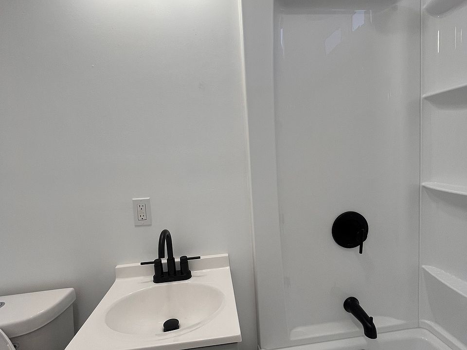 1st image of 627 22nd St APT 1