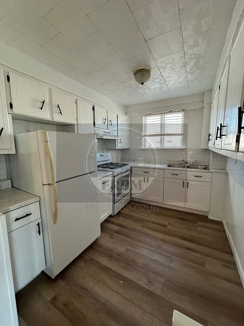 3 bed, 1.0 bath, $1,900 — Photo 1
