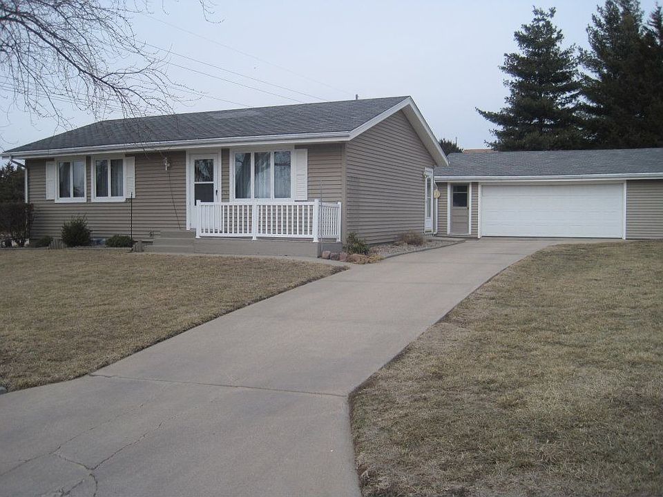For Sale: 905 Valley View Court, York, NE 68467