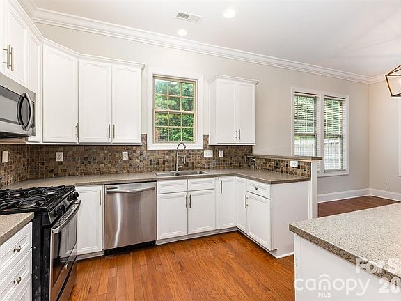 3rd image of 4204 Belle Meade Cir