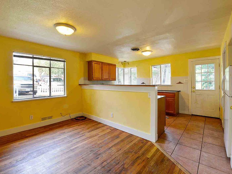 735-737 19th Kitchen/ Living Room