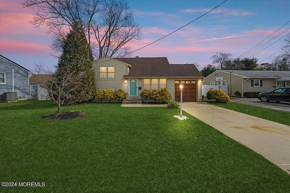 1140 Roe Avenue photo 1
