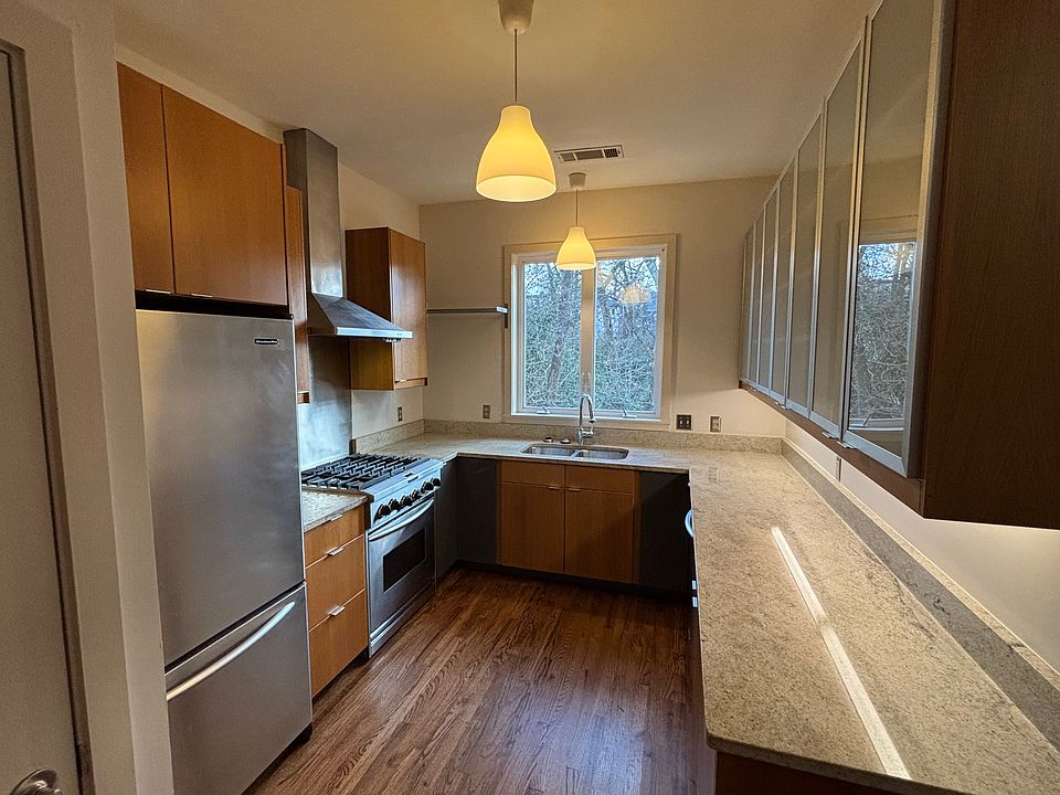 2nd image of 945 Drewry St NE
