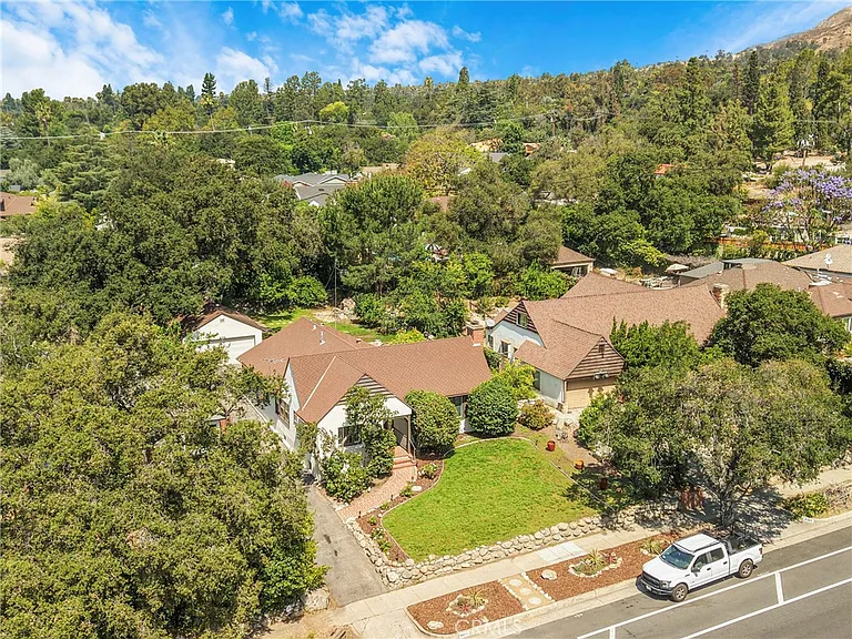 2151 N Altadena Dr — Photo 42