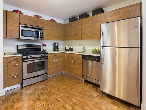 3rd image of 530 W 45th St APT 7N