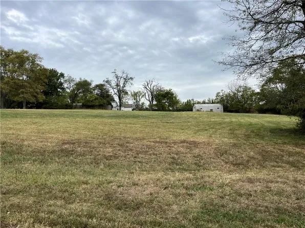 2400 NW Lowenstein Dr, Lees Summit, MO 64081