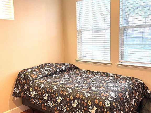5th image of 2082 Mary Helen Ln