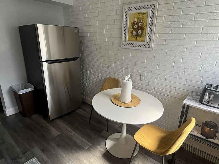 131 E 27th St #6 — Photo 3