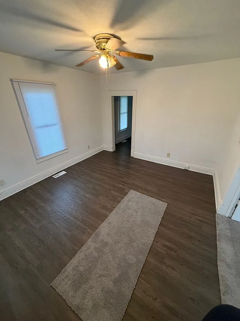 1610 E Sangamon Ave — Photo 2